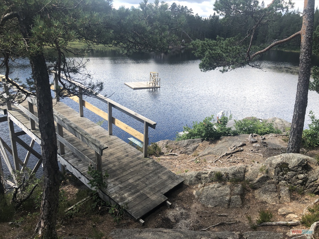 Det går en vei innover fra Kvarstein til Linvann og badeplassen.