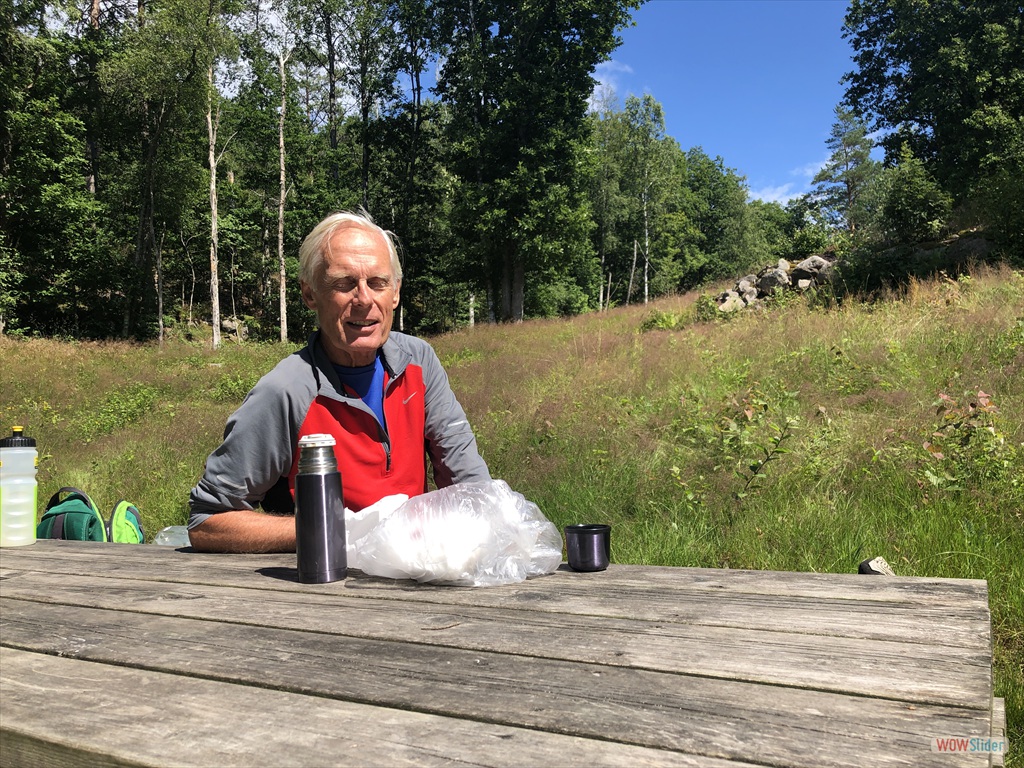 Her i svært idylliske omgivelser med bord og benker passet det å ta resten av nistematen.