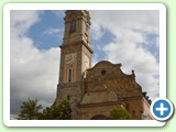 Kirken er i sin grunn en gotisk hallkirke, men er  endret og ombygd flere ganger gjennom århundredene og fremstår idag med en balnding fra flere epoker.