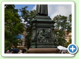 I Eisenach er det også en stor statue av Martin Luther med diverse inskripsjoner og opplysninger om ham.