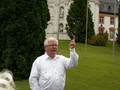 Vår guide....  
En svensktalende guide, Kurt Giverud, møtte oss i Ettal og var med videre til Oberammergau. Han krydret informasjonen med mange muntre historier.