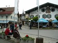 Gateliv i Oberammergau....   
Formiddagen tir 15. juni hadde vi tid til å se oss litt om i byen.  Hotel Alte Post  rett i front.