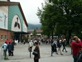 Passionspiele nærmer seg....   
Klokken 1430 startet 1. del av pasjonsspillet. Alle måtte ha sine billetter klare og det var en rekke innganger avhengig av hilken sitteplass en hadde fått.