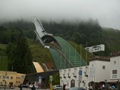 Til Garmish først....   
Første stopp denne dagen var hoppbakken i Garmisch Partenkirchen.  Været var ikke det beste, men vi fikk nå se litt...