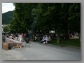 ....   
Folk hygget seg  rundt i parken i sommerkvelden.....