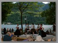 ....   
....og danser i folklore-generen...